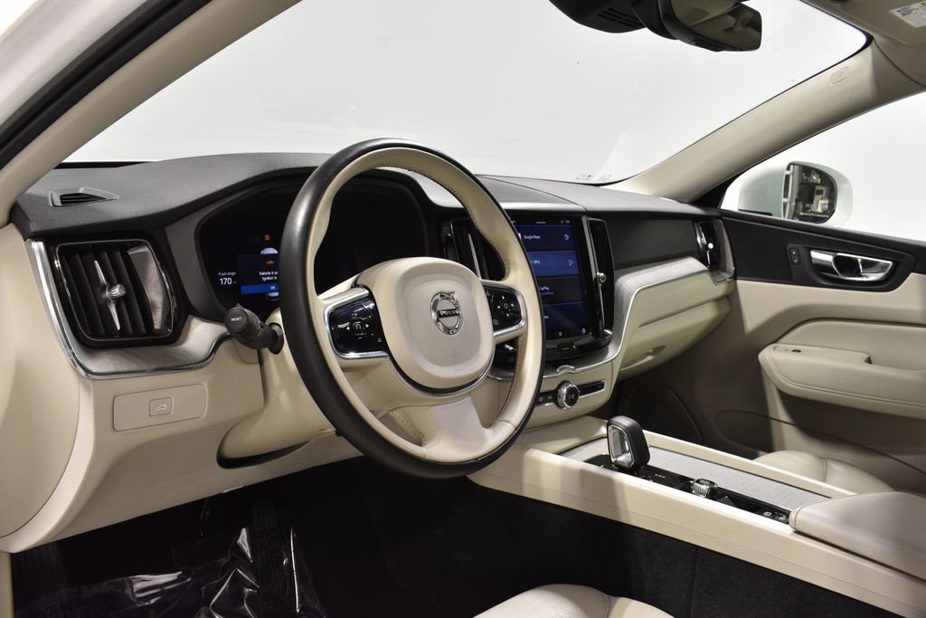 Used 2023 Volvo XC60 B5 Plus image 3