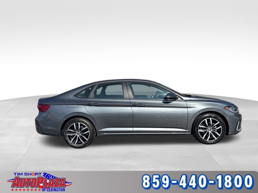 Used 2025 Volkswagen Jetta SE image 9