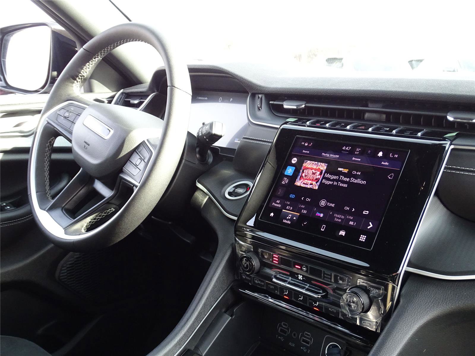 Used 2025 Jeep Grand Cherokee L Altitude image 7