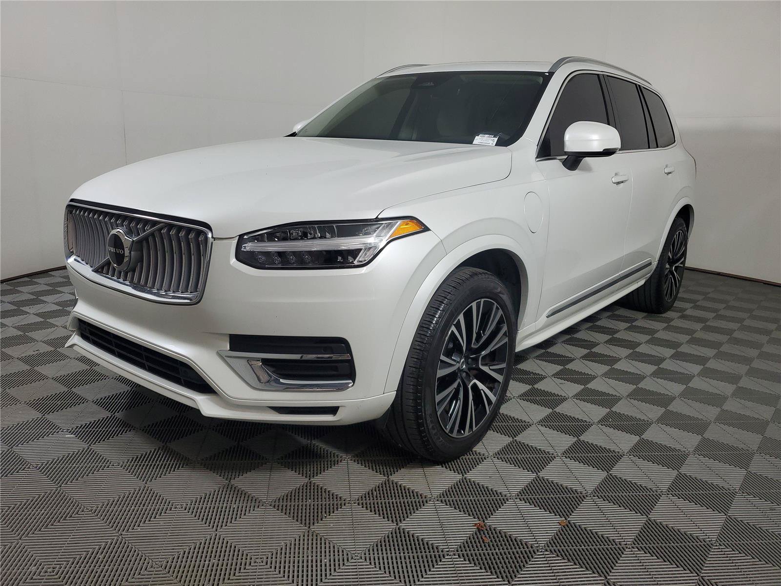 Certified 2025 Volvo XC90 T8 Core AWD/4WD image 3