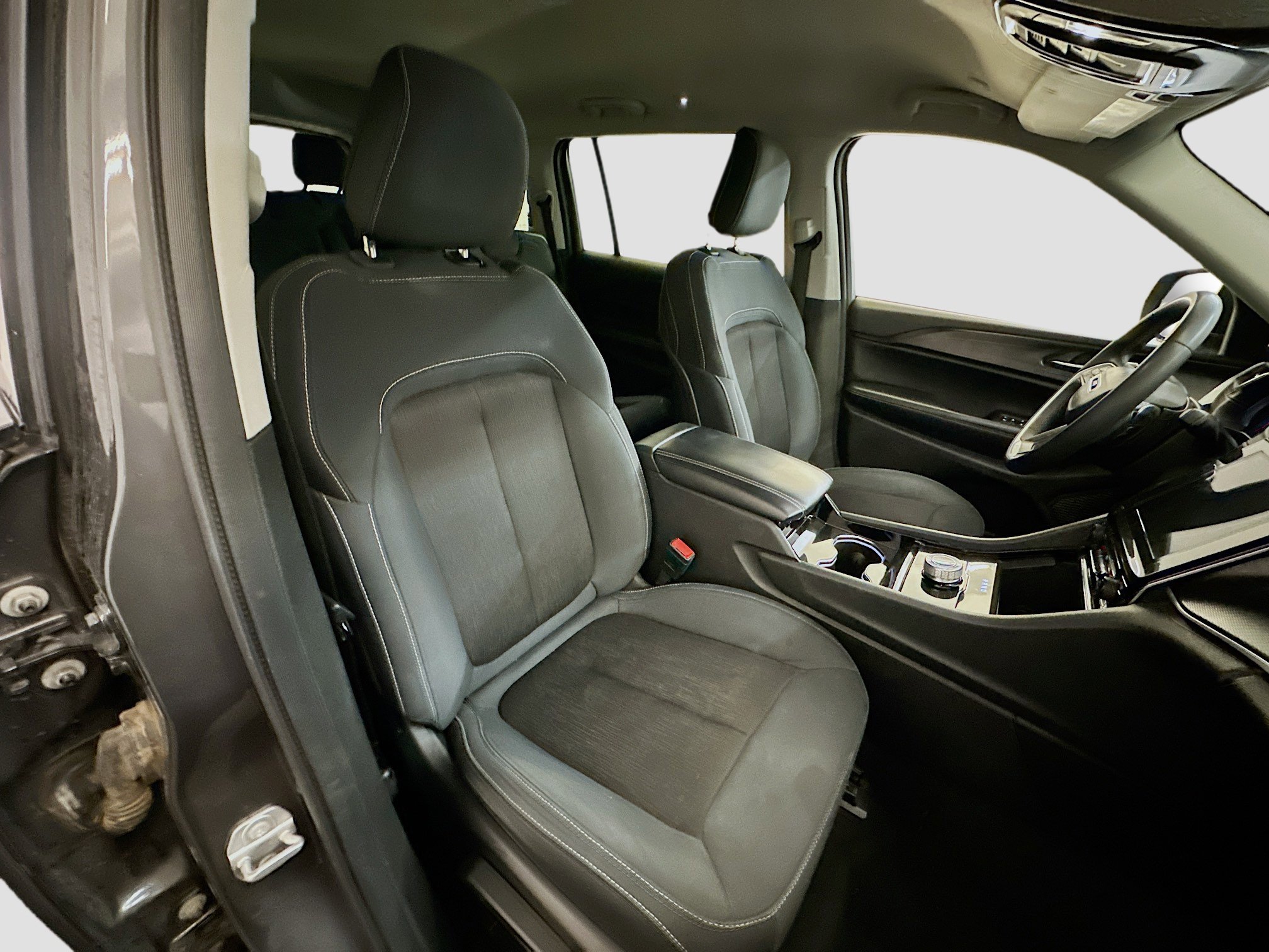 Used 2023 Jeep Grand Cherokee L Laredo image 32