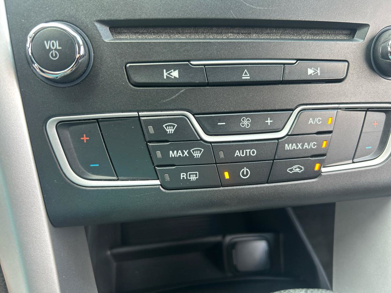 Used 2016 Ford Fusion SE FWD image 13
