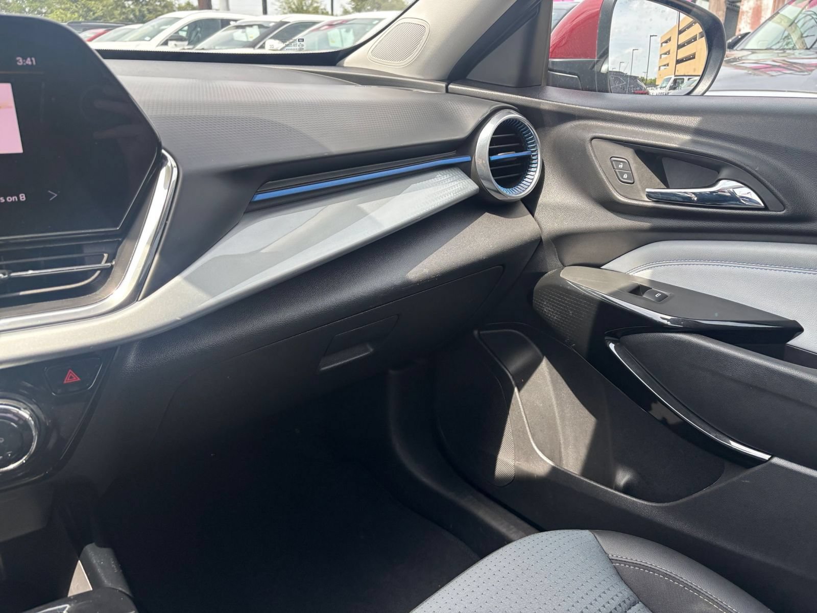Used 2025 Chevrolet Trax LT w/ LT Convenience Package FWD image 29