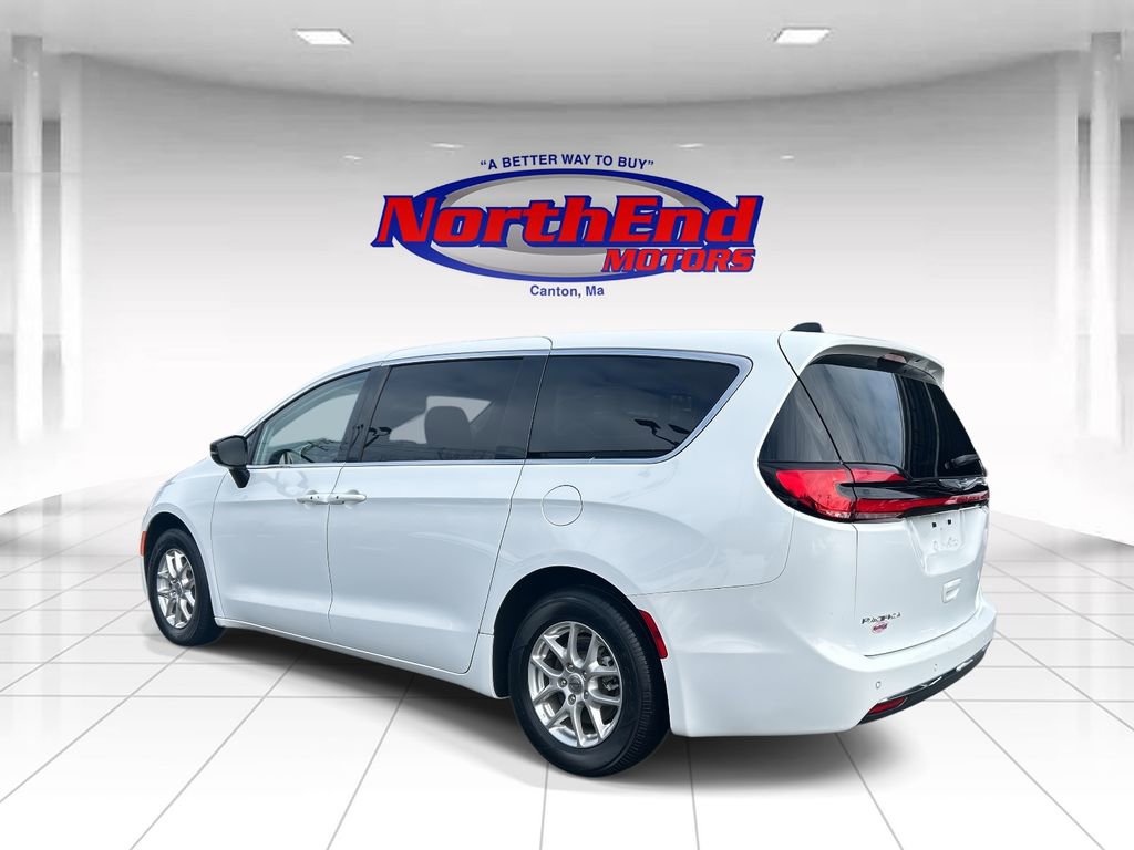 Used 2024 Chrysler Pacifica Touring-L image 5