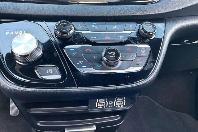 Used 2025 Chrysler Pacifica Select image 16