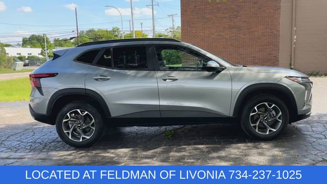Used 2024 Chevrolet Trax LT w/ Driver Confidence Package FWD image 9