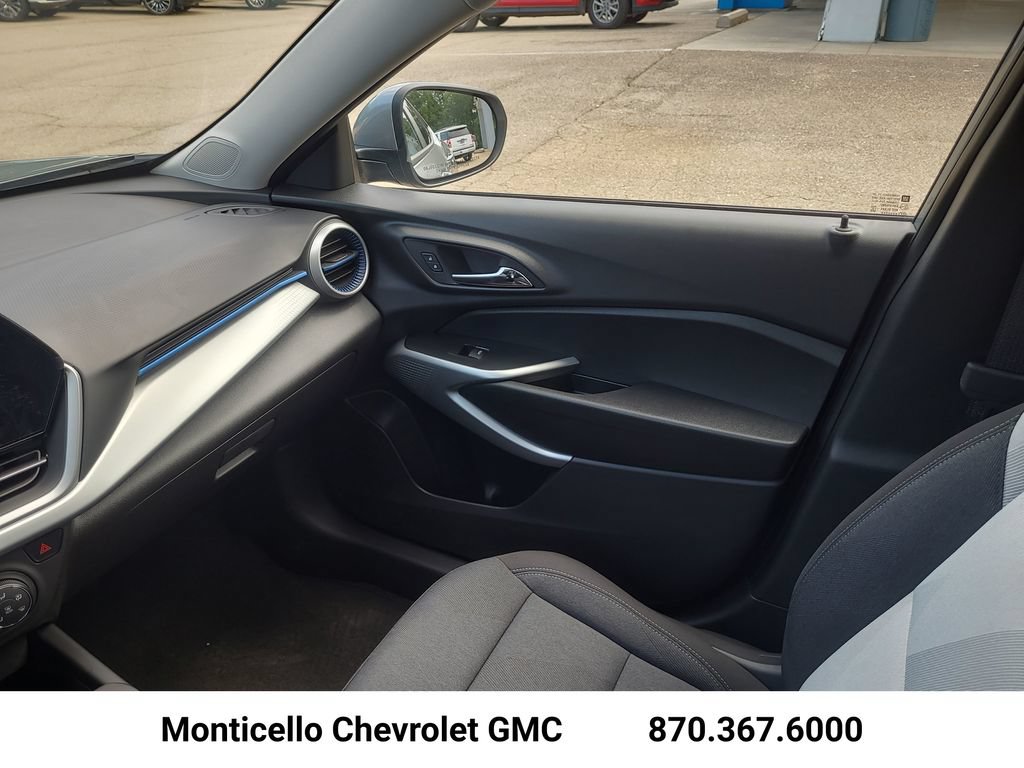 New 2026 Chevrolet Trax LS w/ LS Convenience Package FWD image 25