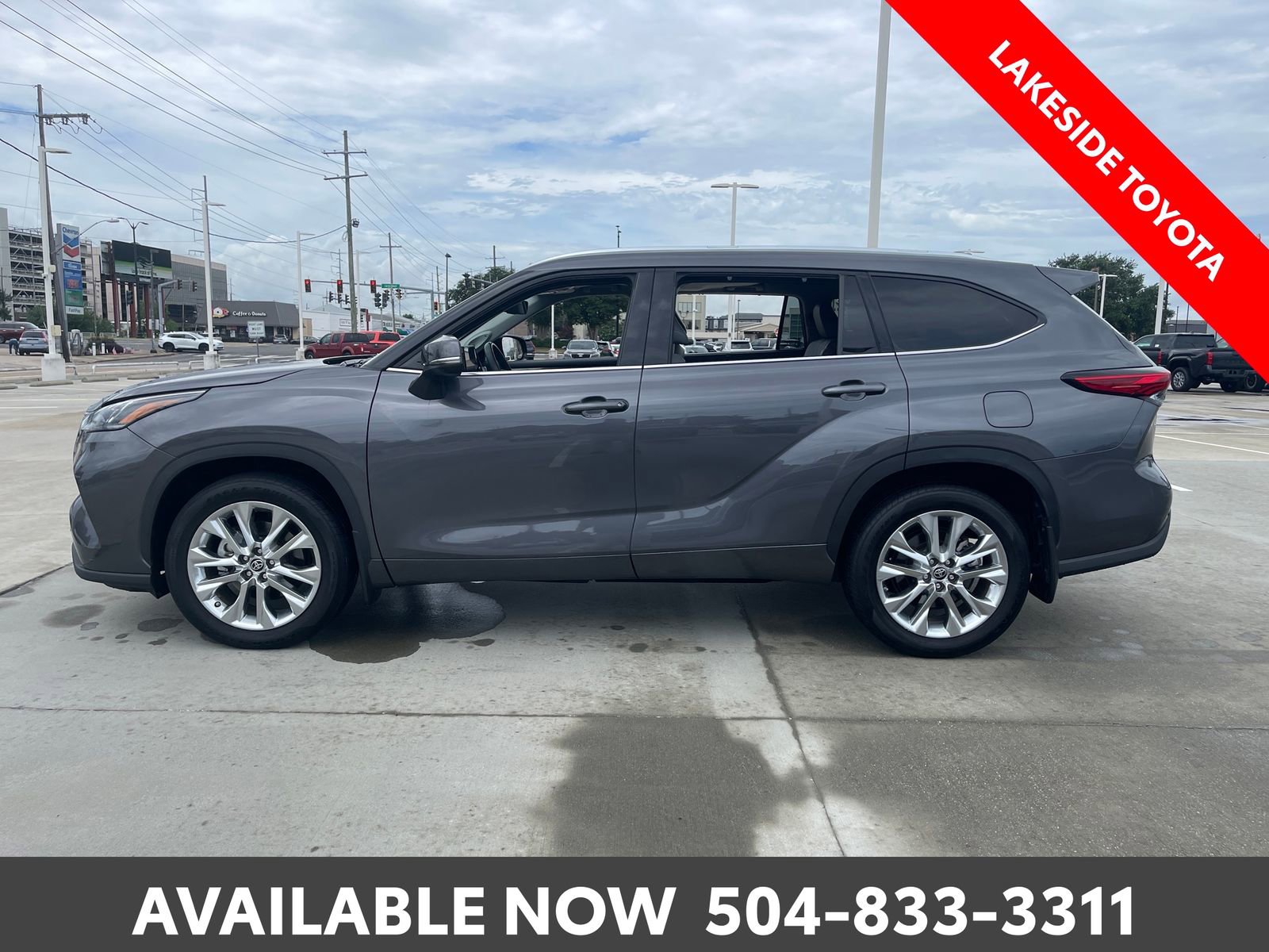 Used 2023 Toyota Highlander Limited FWD image 2