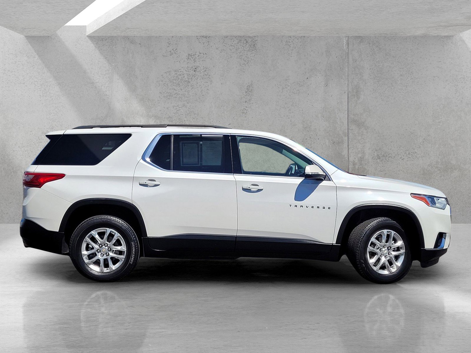 Used 2021 Chevrolet Traverse LT image 3