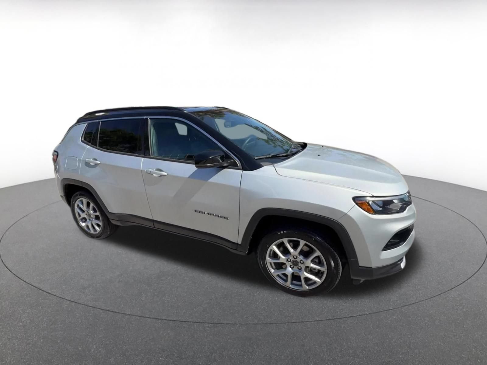 Used 2025 Jeep Compass Limited AWD/4WD image 2