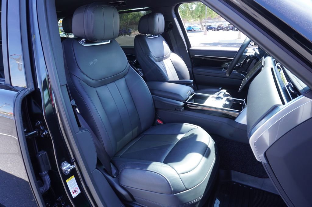 Used 2025 Land Rover Range Rover Long Wheelbase SE image 13