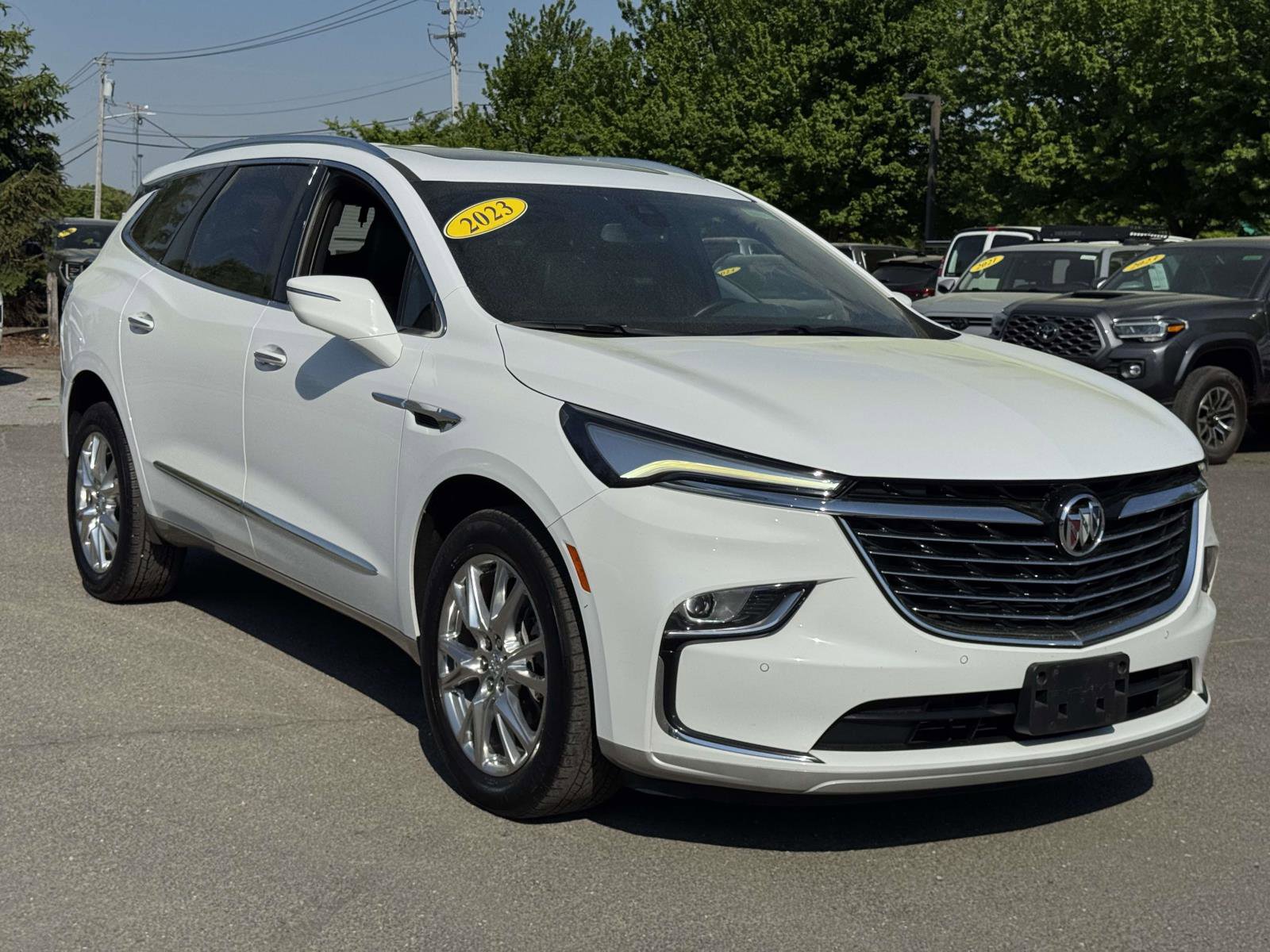 Used 2023 Buick Enclave Essence w/ Experience Buick Package AWD/4WD image 2