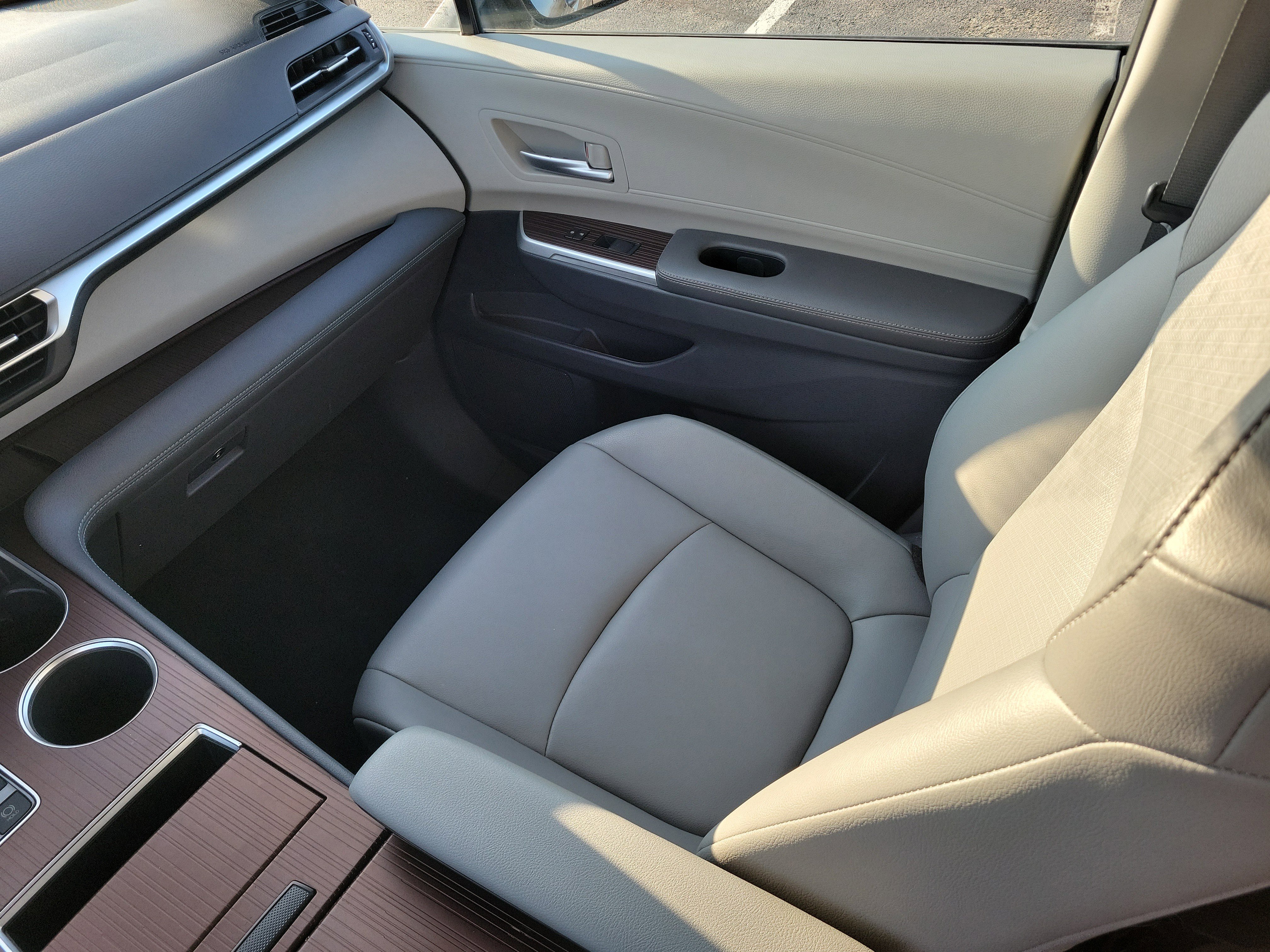 Used 2021 Toyota Sienna XLE image 18