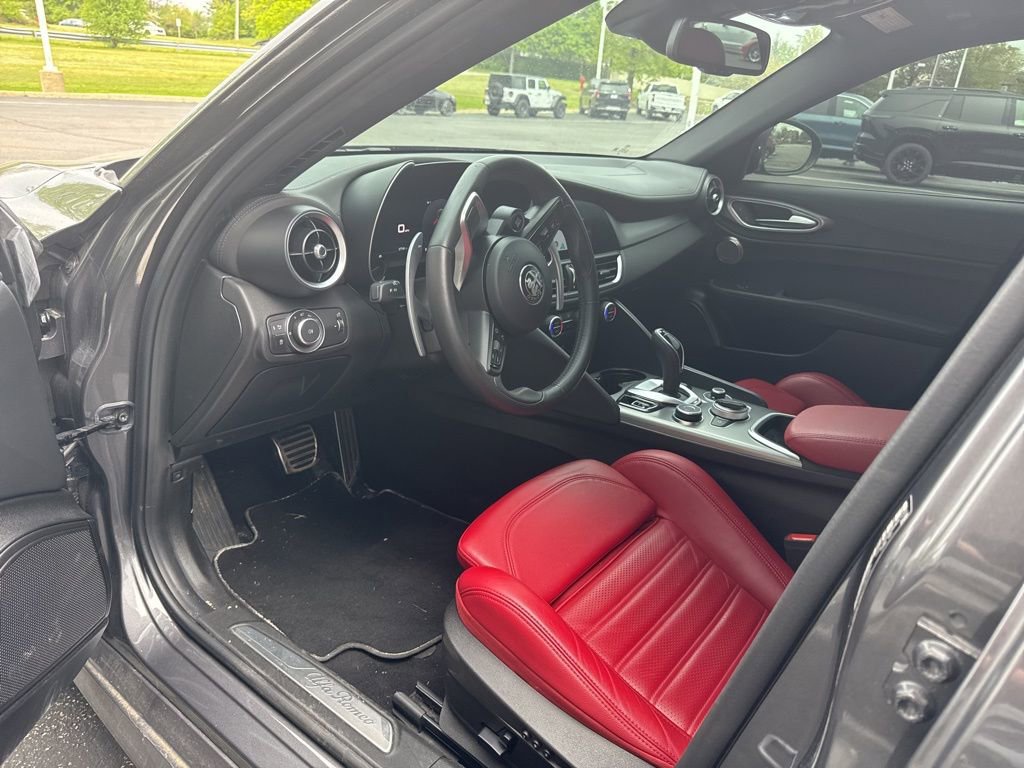 Used 2024 Alfa Romeo Giulia Veloce AWD/4WD image 12