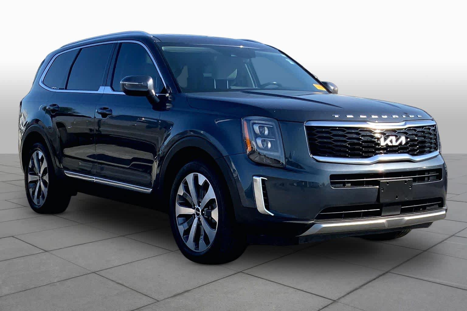 Used 2022 Kia Telluride EX w/ EX Premium Package FWD image 3