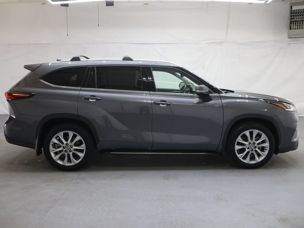 Used 2024 Toyota Highlander Limited FWD image 8