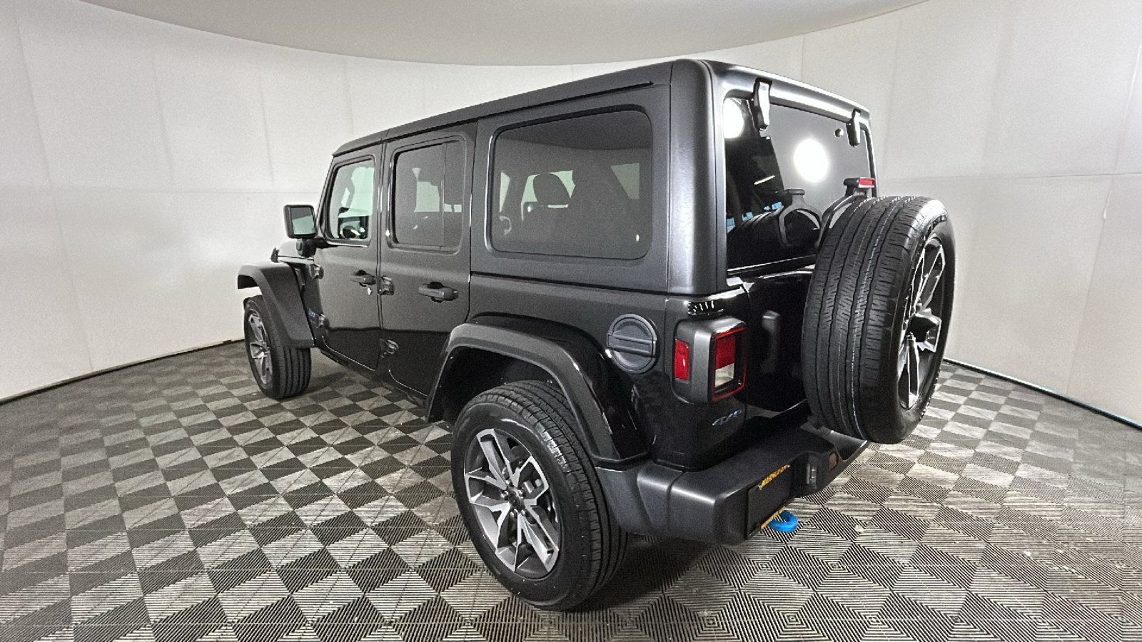 Used 2024 Jeep Wrangler Unlimited AWD/4WD image 5