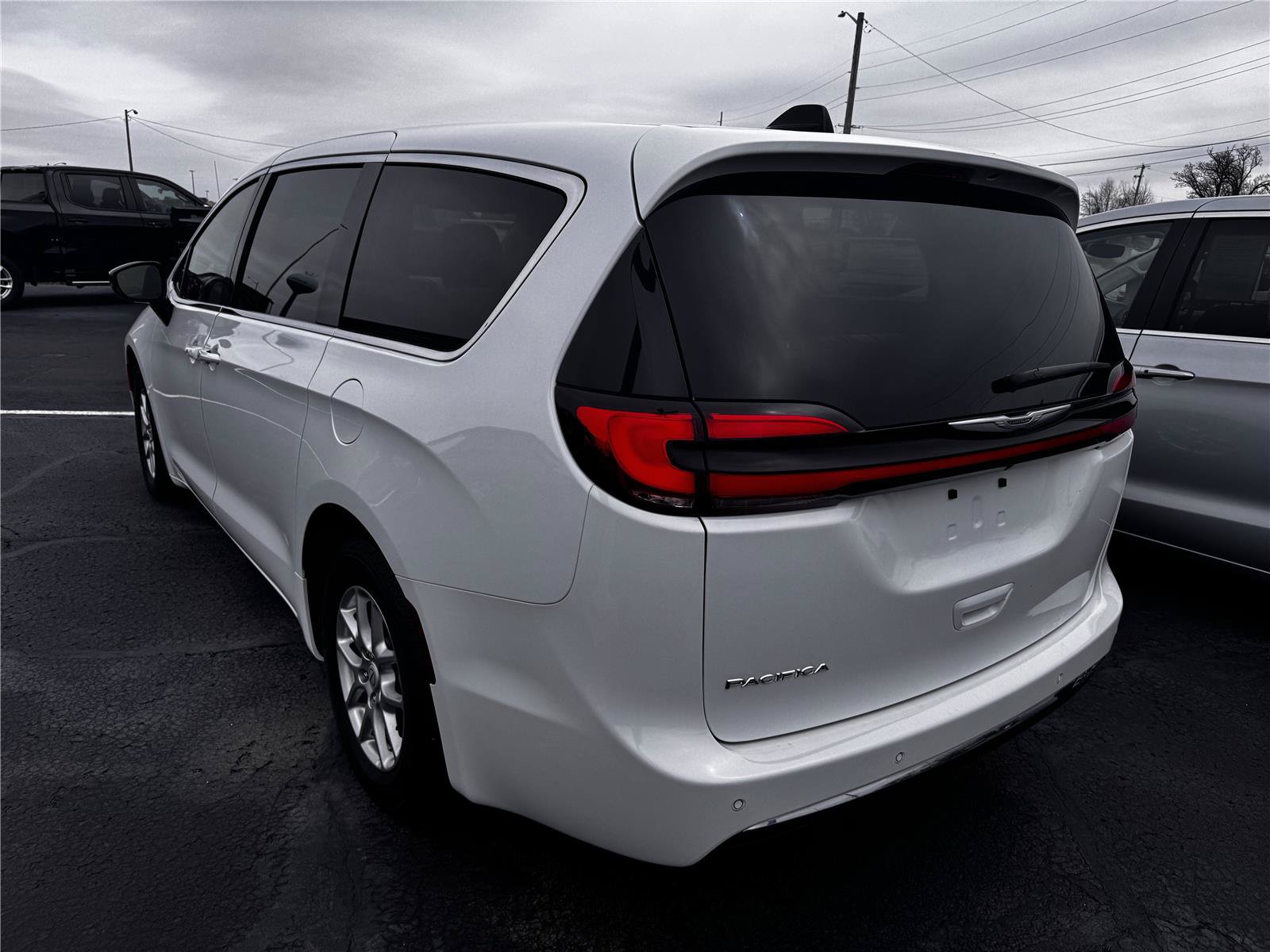 Used 2025 Chrysler Pacifica Select FWD image 4