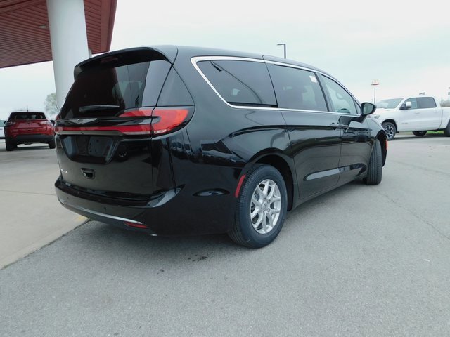 New 2025 Chrysler Pacifica Select w/ Uconnect Theater Family Group image 9