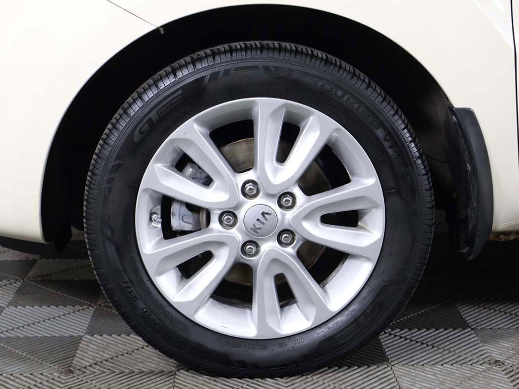 Used 2013 Kia Soul + FWD image 16