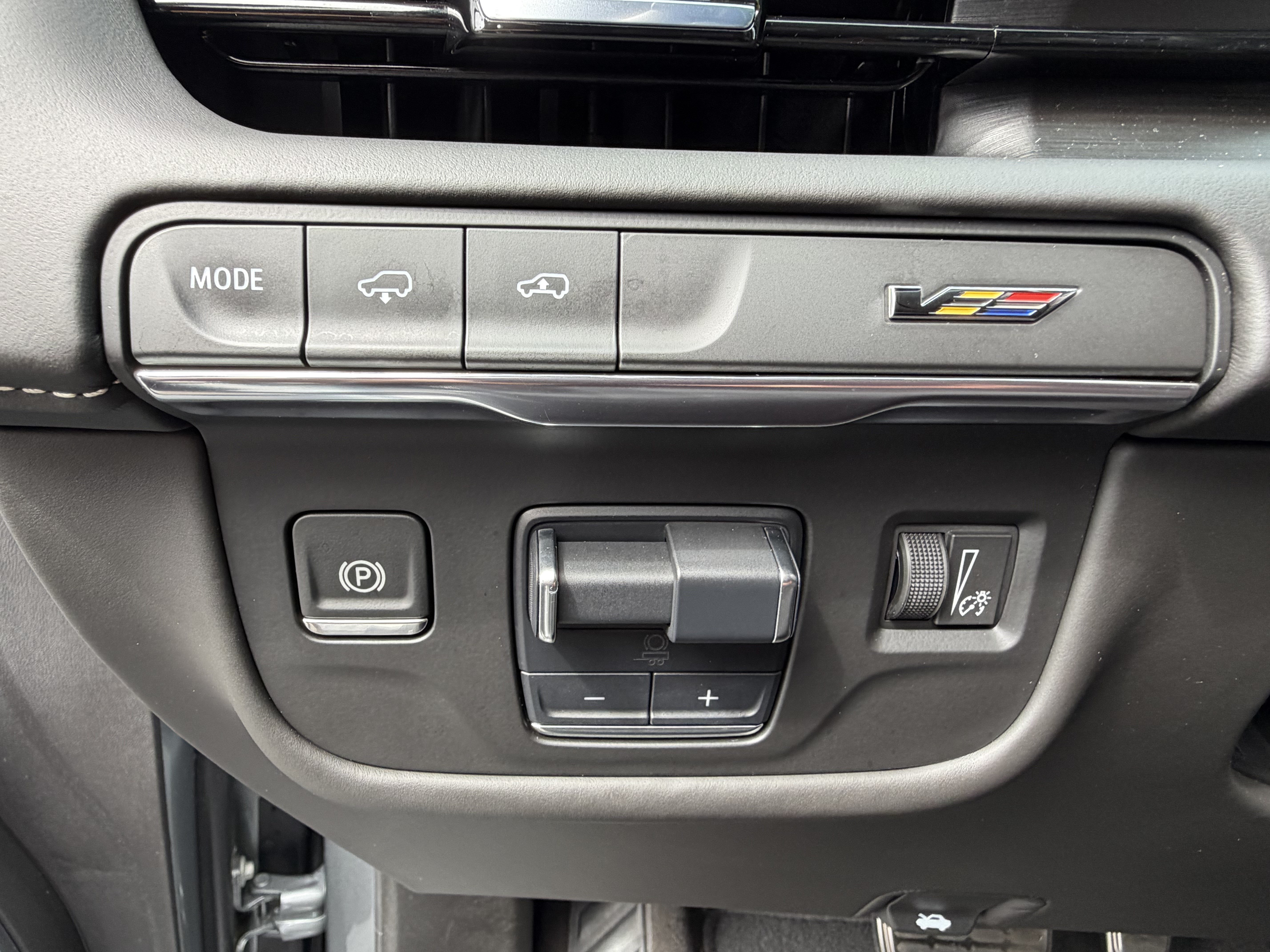 Used 2024 Cadillac Escalade V w/ LPO, ONYX Package AWD/4WD image 15