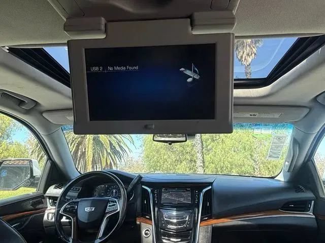 Used 2018 Cadillac Escalade ESV Premium Luxury RWD image 18