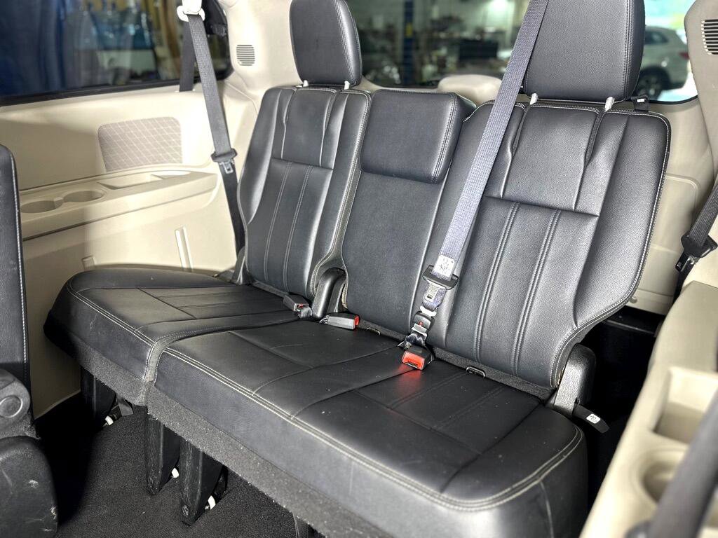 Used 2014 Chrysler Town & Country Touring image 28