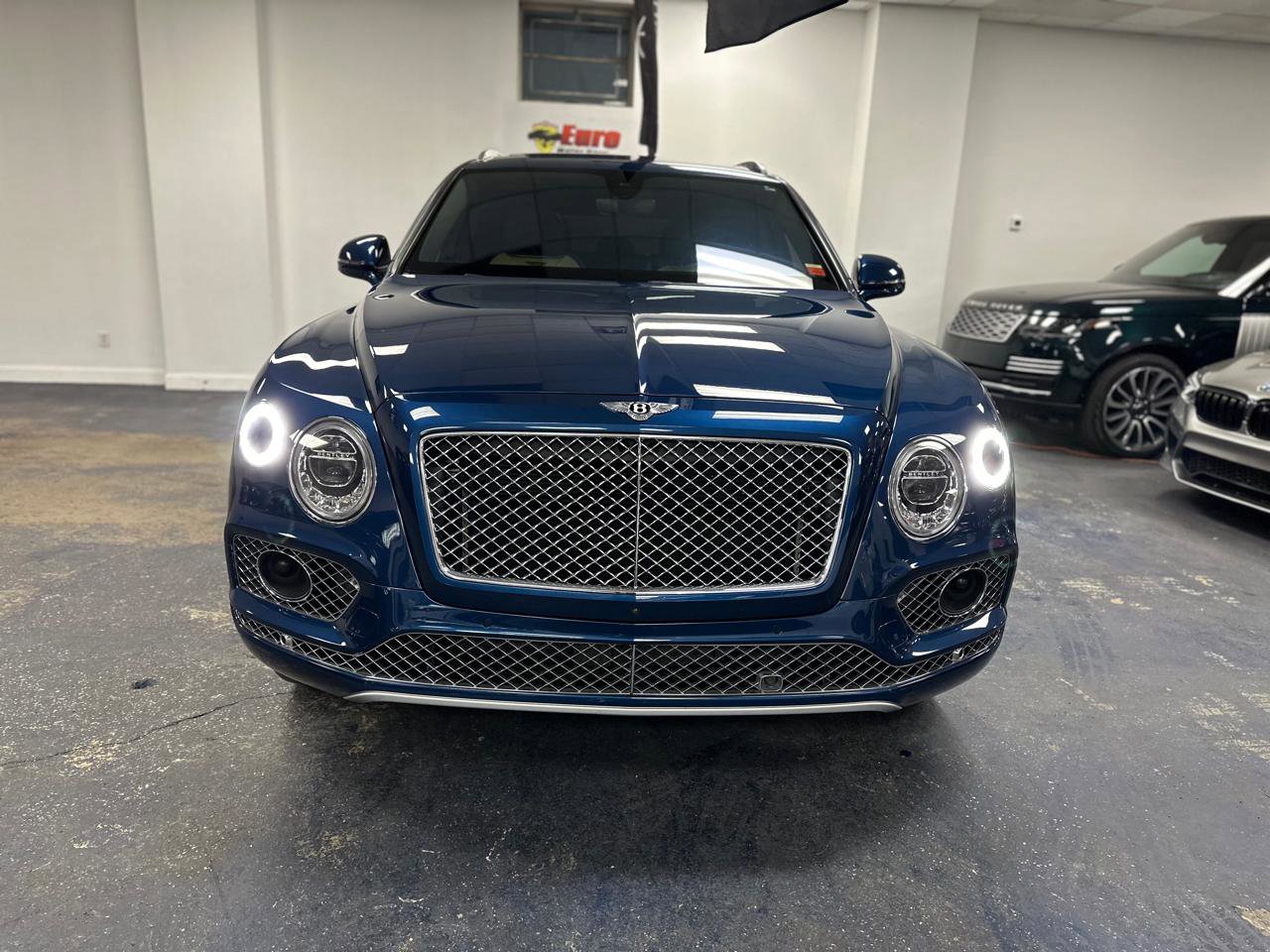 Used 2018 Bentley Bentayga AWD/4WD image 2