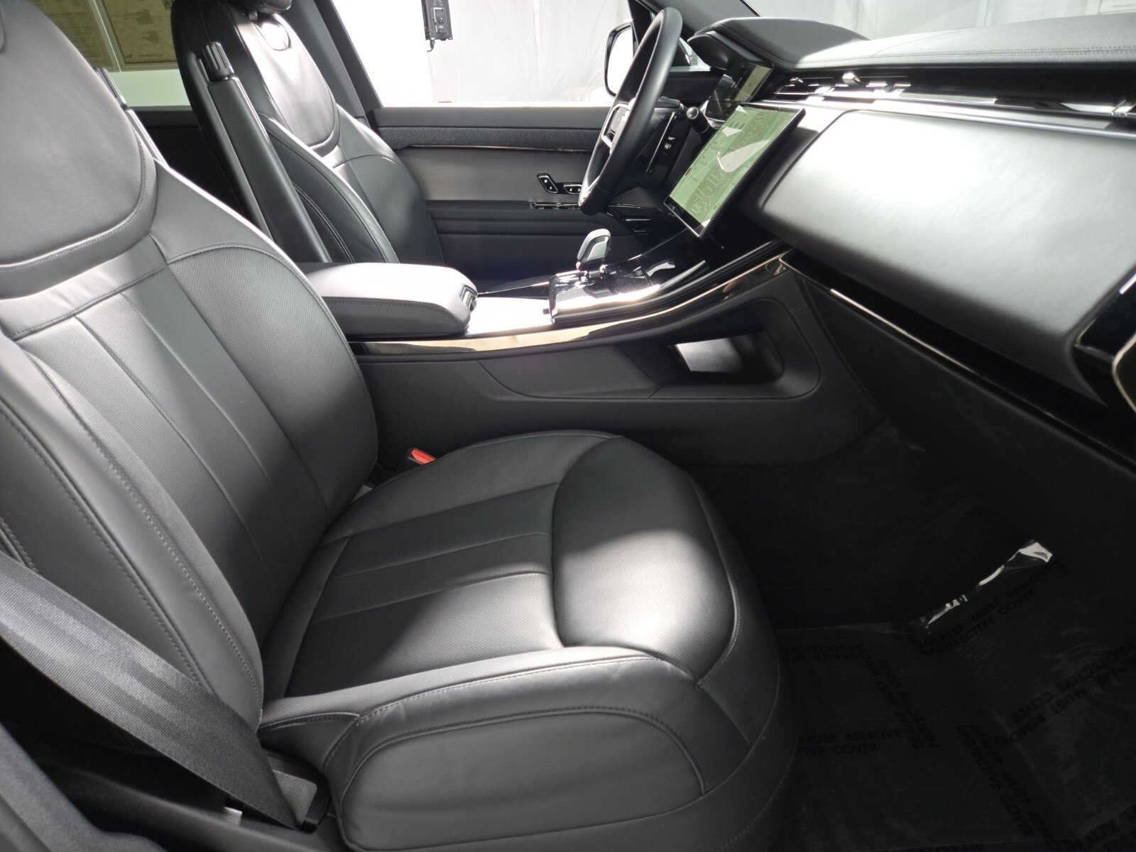 Used 2024 Land Rover Range Rover Sport SE image 3