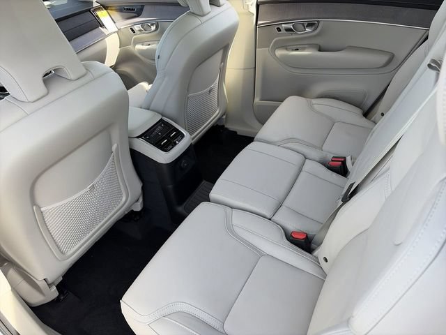 New 2026 Volvo XC90 T8 Ultra w/ Protection Package Premier AWD/4WD image 18