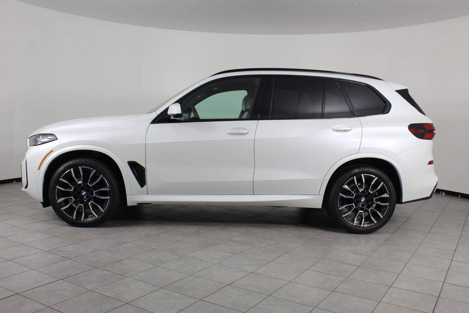 Used 2026 BMW X5 xDrive40i w/ M Sport Package AWD/4WD image 2
