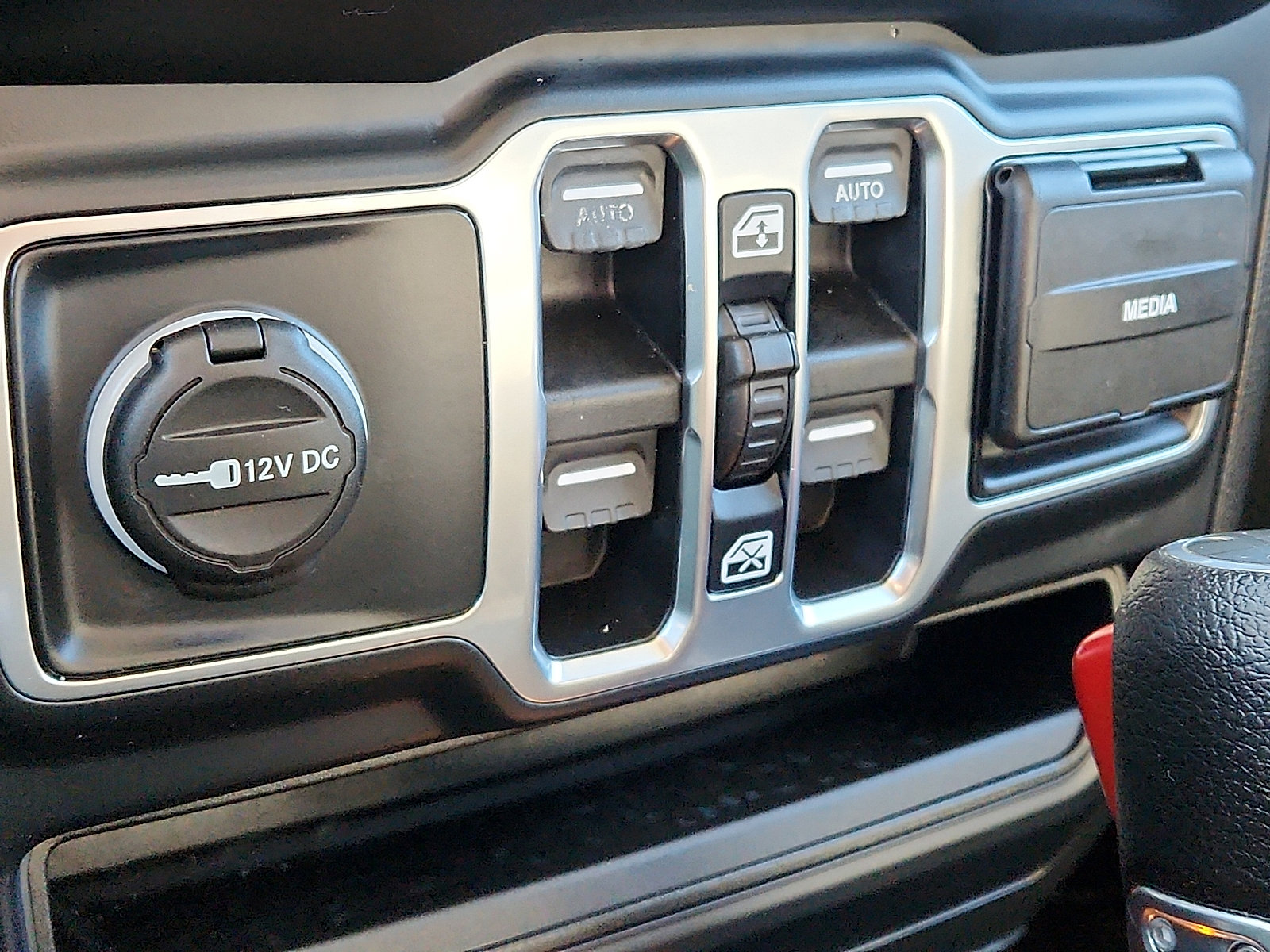 Used 2019 Jeep Wrangler Unlimited Sahara image 24