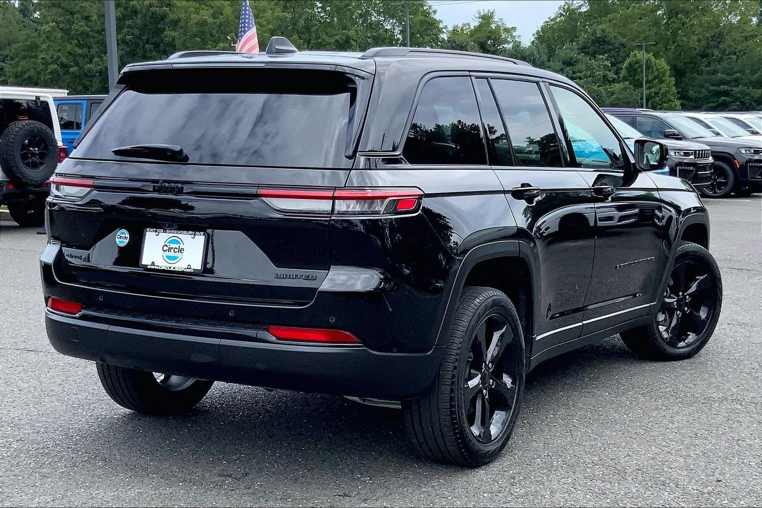 Certified 2025 Jeep Grand Cherokee Limited w/ Black Appearance Package AWD/4WD image 11
