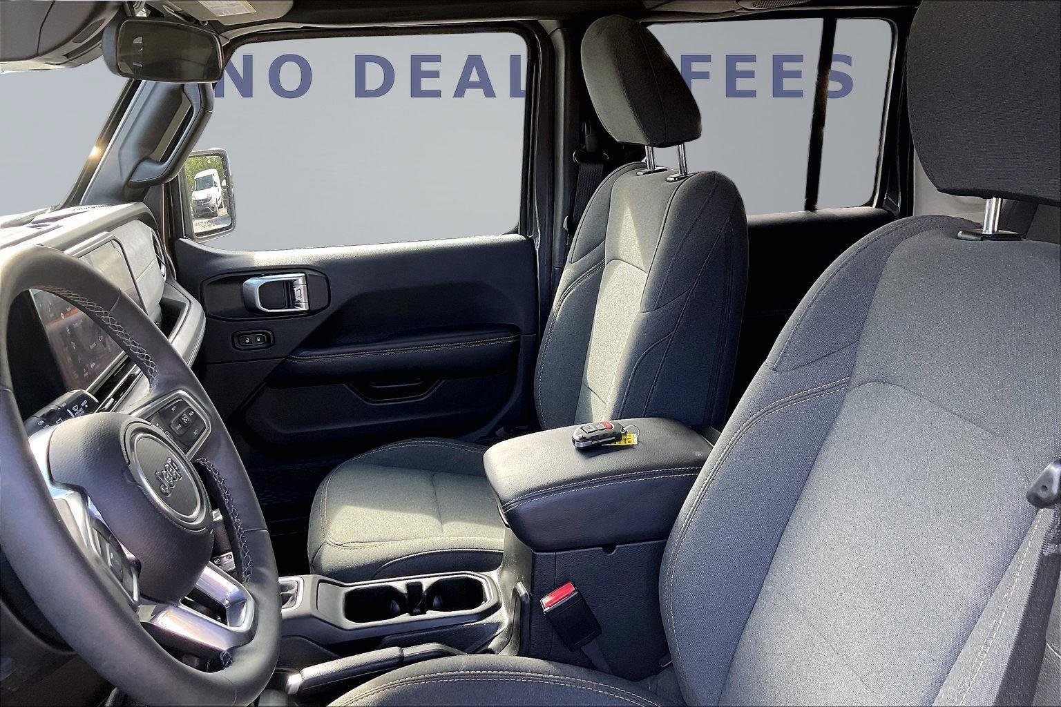 Used 2025 Jeep Wrangler Sahara AWD/4WD image 20