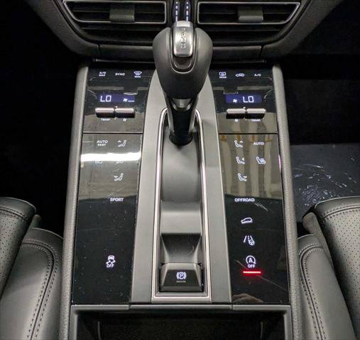 Used 2025 Porsche Macan AWD/4WD image 29