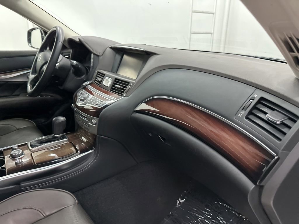 Used 2016 INFINITI Q70 3.7 w/ Deluxe Touring Package RWD image 24