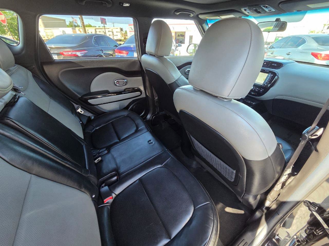 Used 2015 Kia Soul + w/ Primo Package FWD image 15