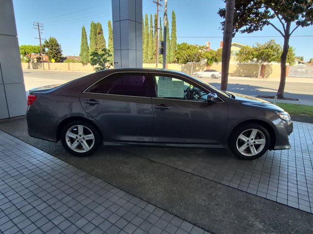 Used 2014 Toyota Camry SE FWD image 4