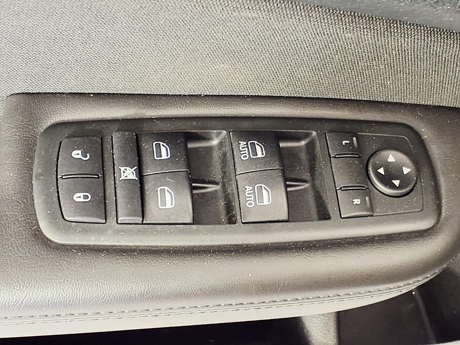 Used 2016 Chrysler 200 Limited w/ Convenience Group image 14