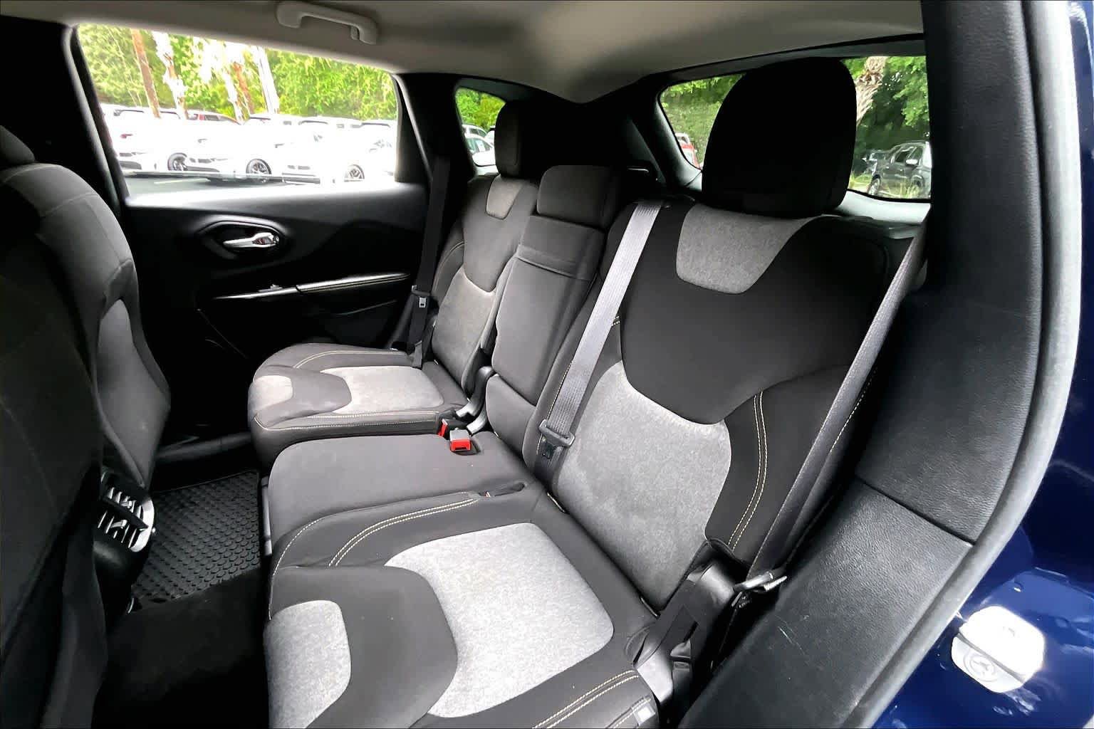 Used 2014 Jeep Cherokee Latitude w/ Cold Weather Group FWD image 20