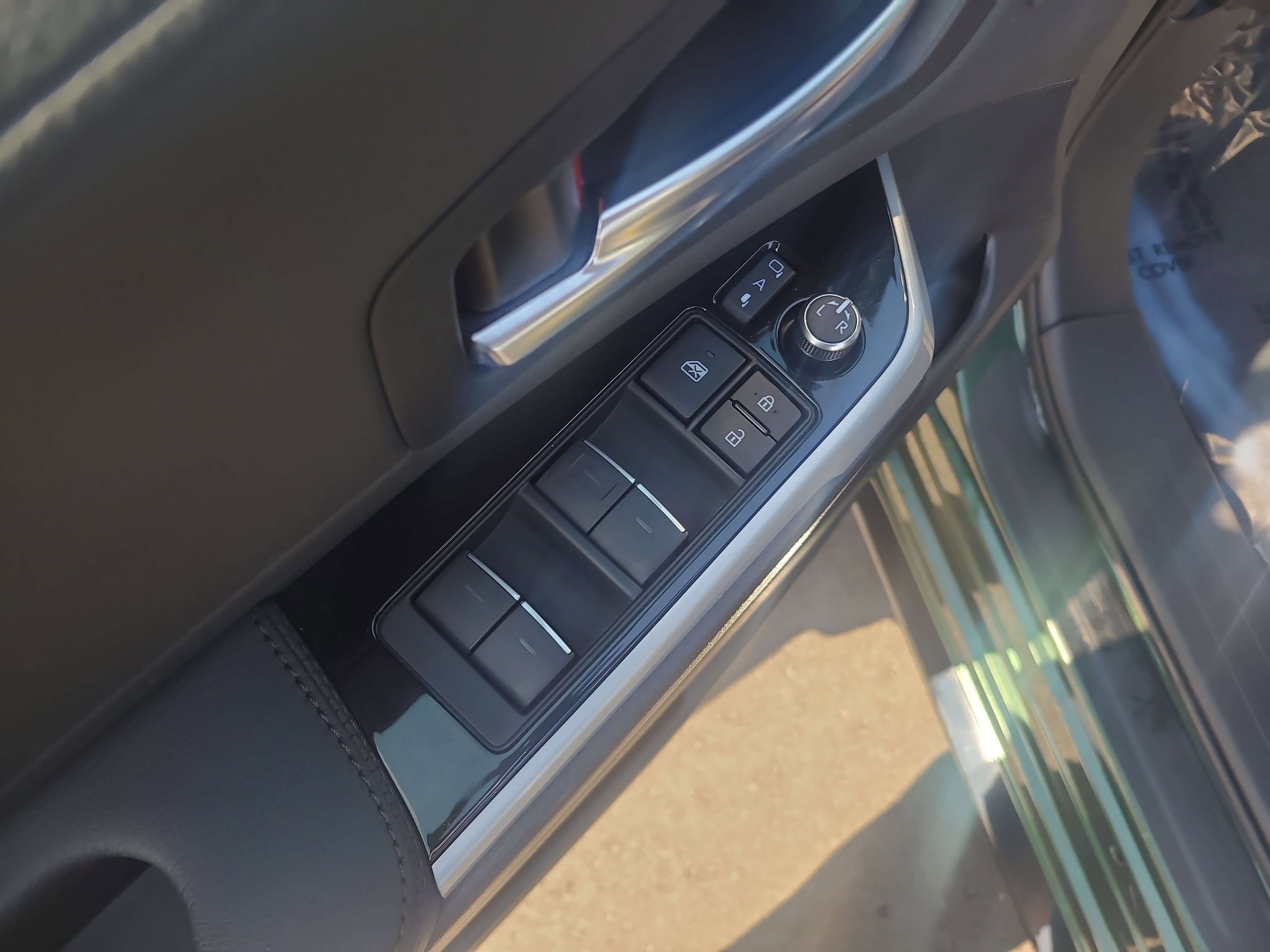 Used 2025 Toyota Sienna Limited image 14