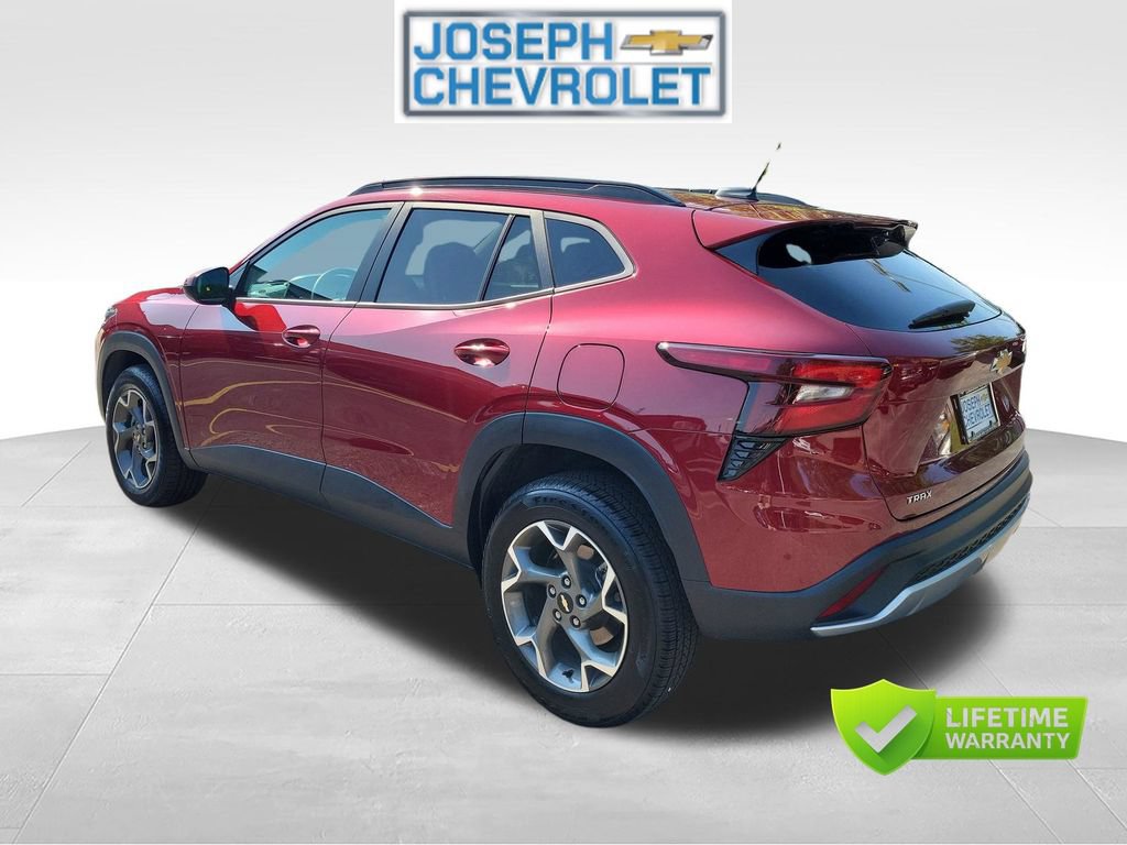 Used 2025 Chevrolet Trax LT FWD image 3