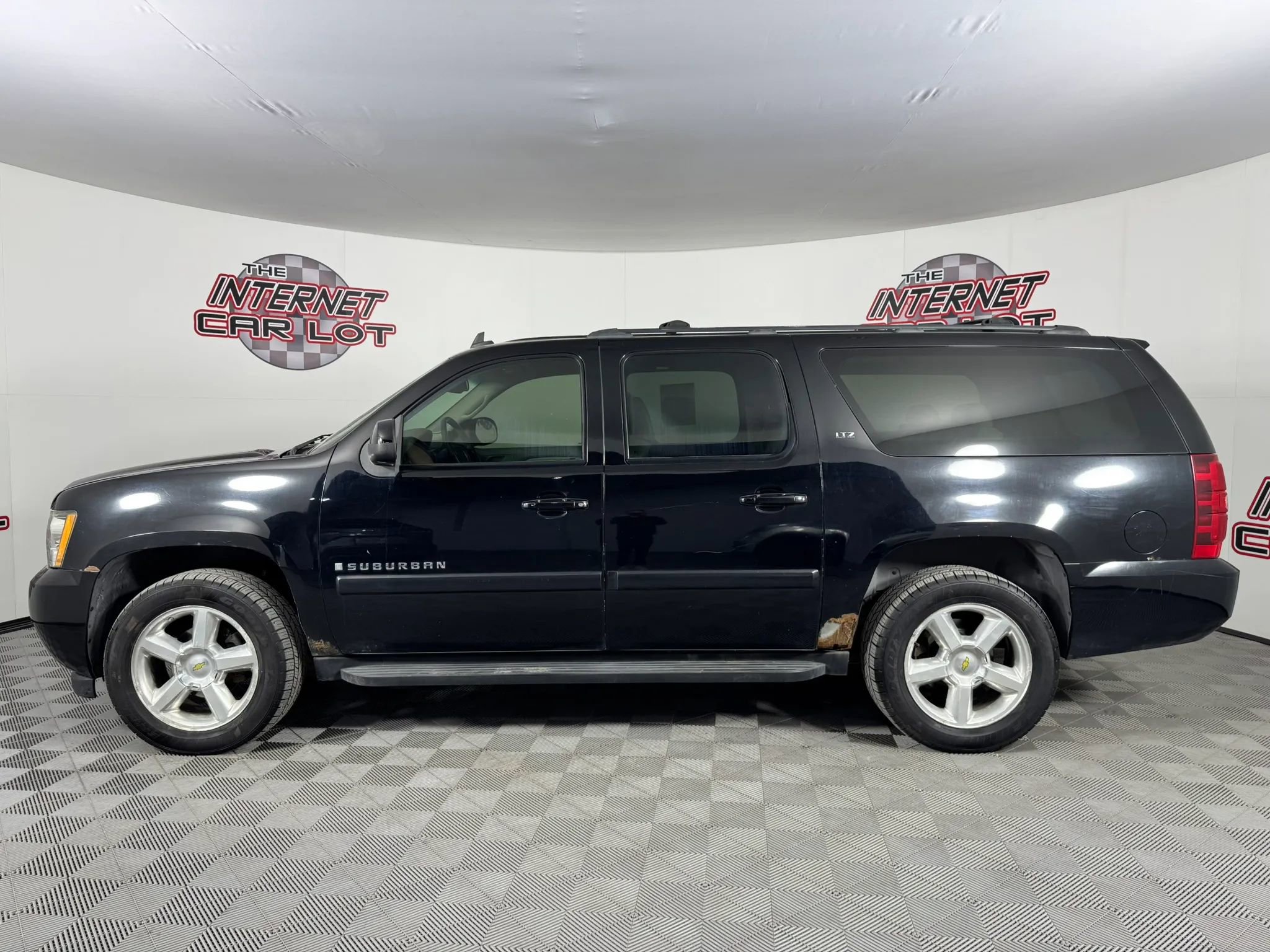 Used 2007 Chevrolet Suburban LTZ w/ LTZ Preferred Equipment Group AWD/4WD image 4