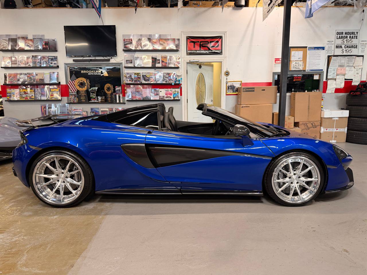 Used 2018 McLaren 570S Spider RWD image 4