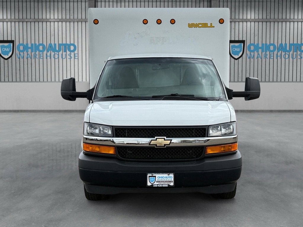 Used 2018 Chevrolet Express 3500 w/ Driver Convenience Package RWD image 2