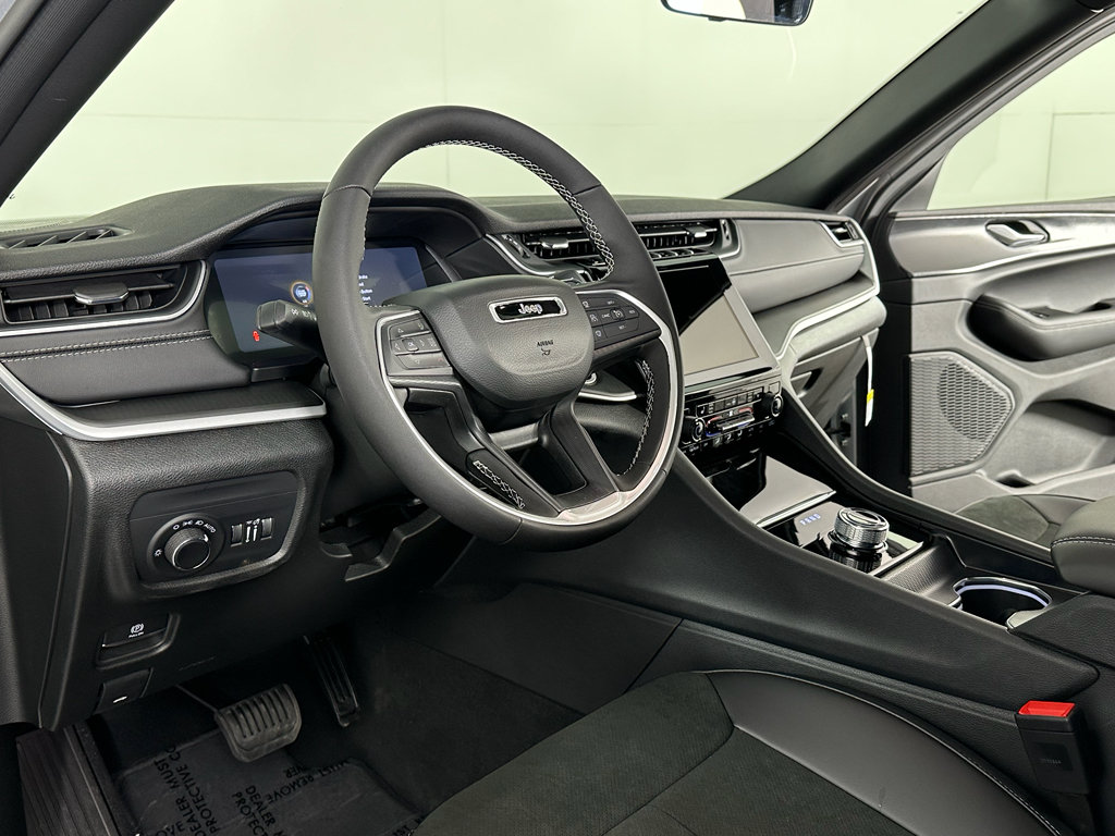 New 2025 Jeep Grand Cherokee Altitude AWD/4WD image 2