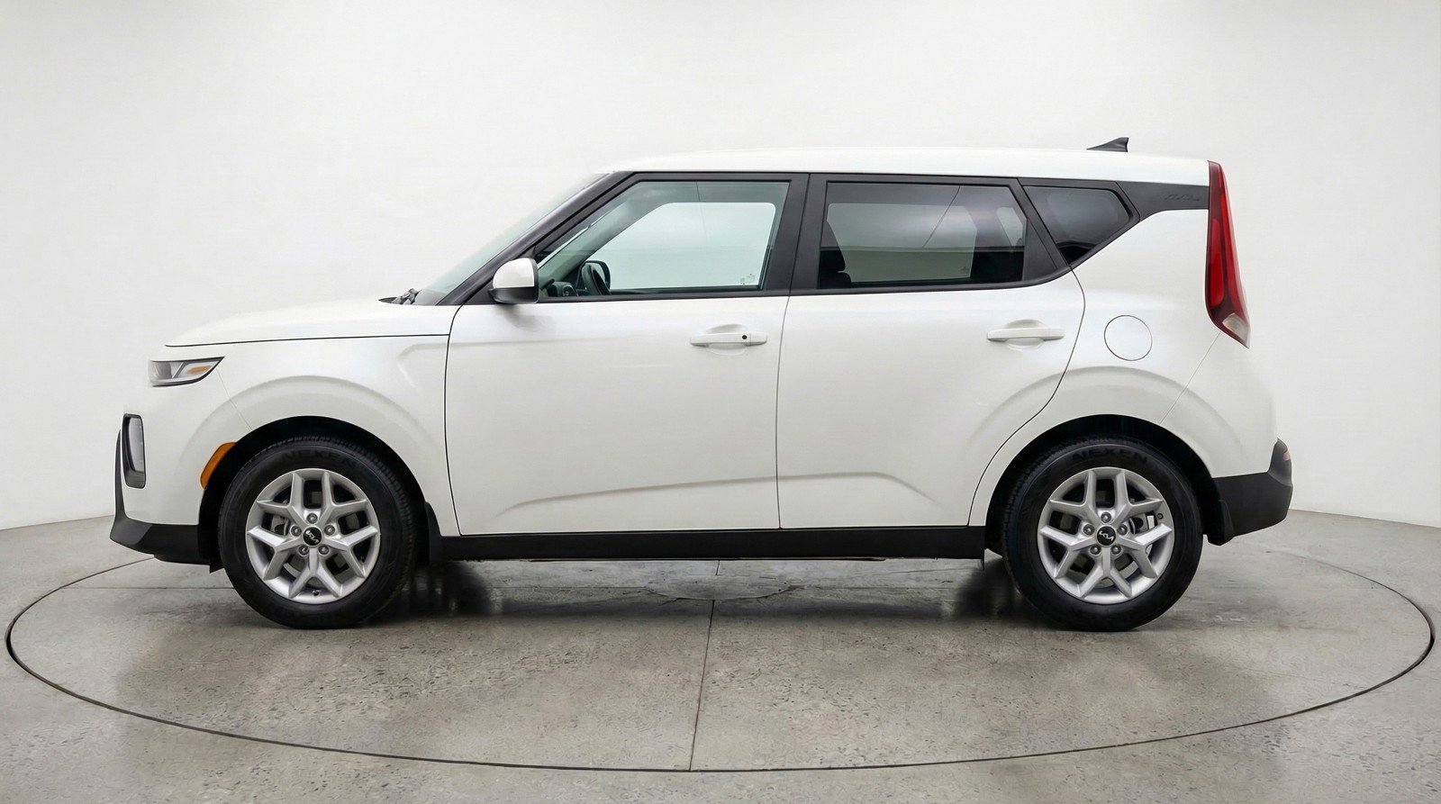 Used 2025 Kia Soul LX w/ LX Technology Package FWD image 5