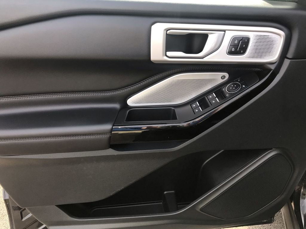 Used 2023 Ford Explorer Platinum w/ Technology Package image 13