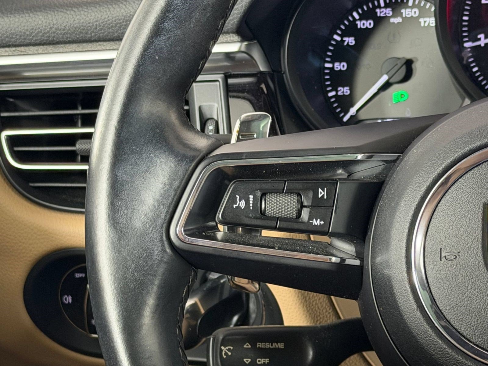 Used 2022 Porsche Macan AWD/4WD image 16