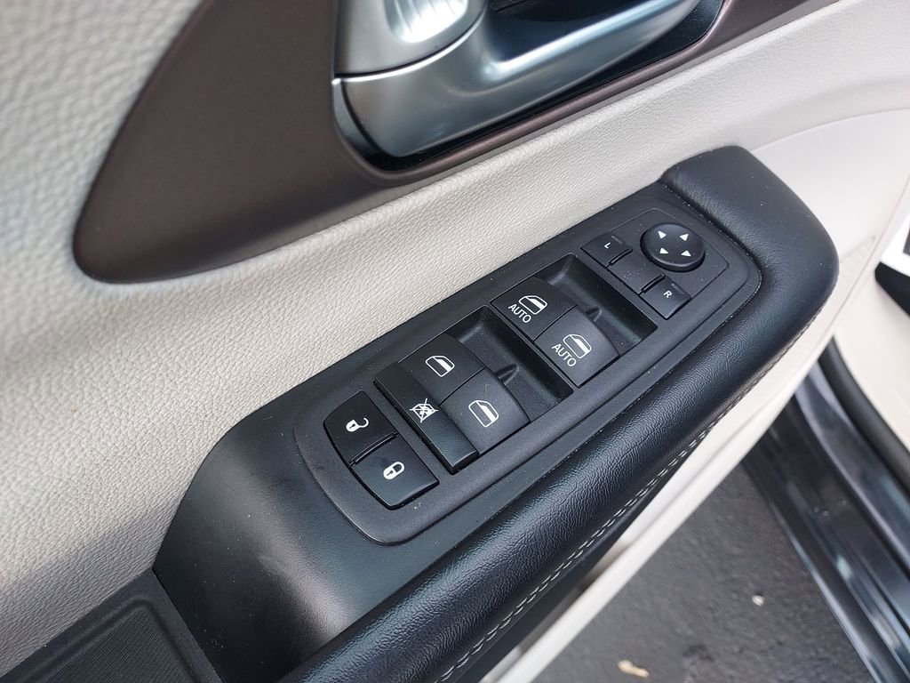Used 2023 Chrysler Voyager LX image 19